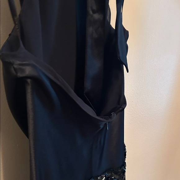 Vera Wang Black Dress with Elegant Detail - Picture 5 of 8